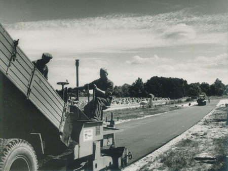 Aanleg anti-slipschool op de Haarlerheide eind jaren 60.